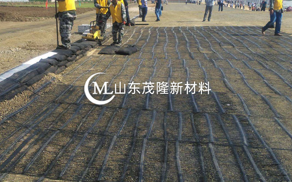 《京臺(tái)高速改擴(kuò)建》土工布、土工格柵施工