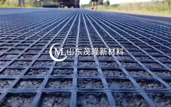 《濟(jì)青高速改擴(kuò)建》玻纖鋼塑格柵、抗裂貼施工