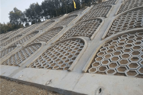 如何正確實(shí)施護(hù)坡排水工程  第1張