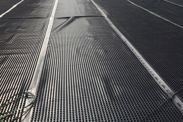 自粘式排水板：為您解析其概念、特點與應(yīng)用  第3張